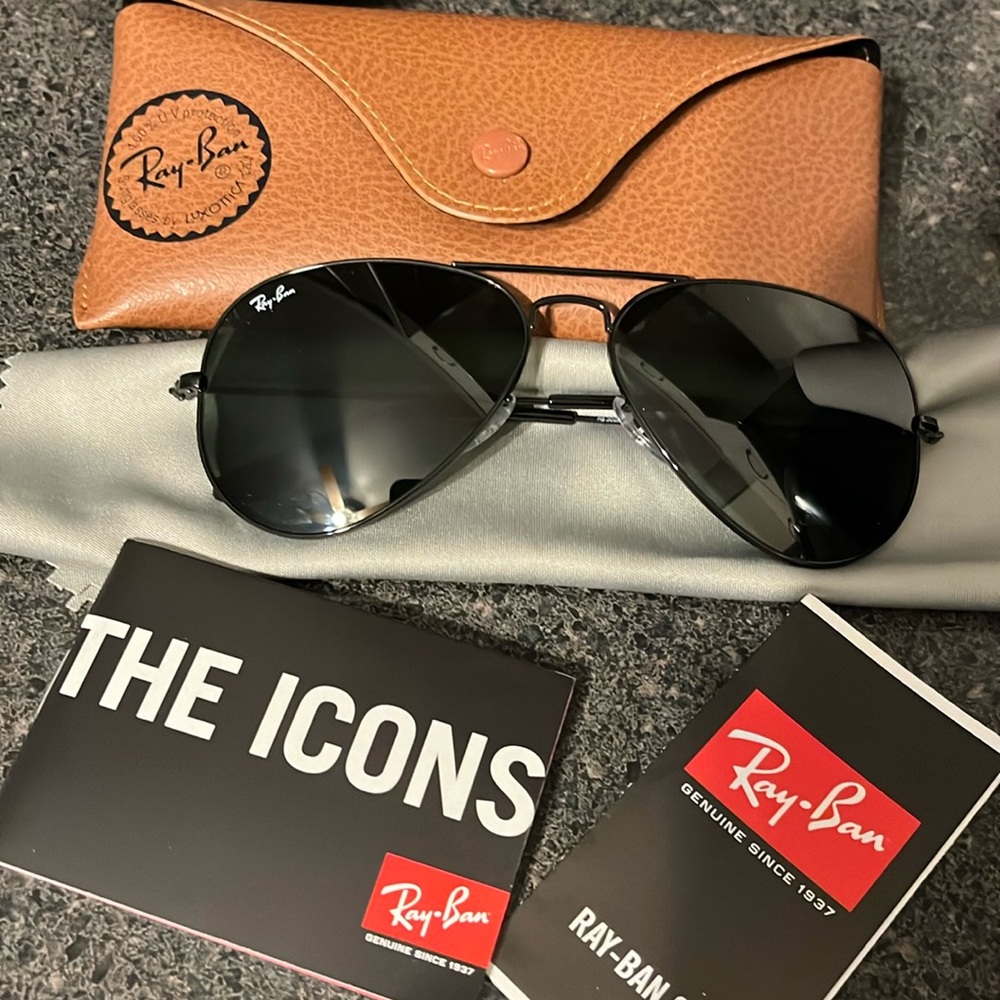 Black Ray-Ban Aviator sun glasses
